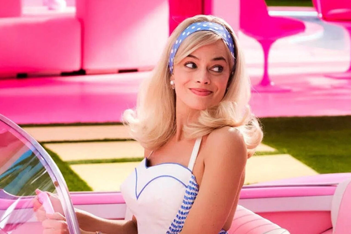 Na imagem com cor, a atriz Margot Robbie para o filme Barbie - Metrópoles