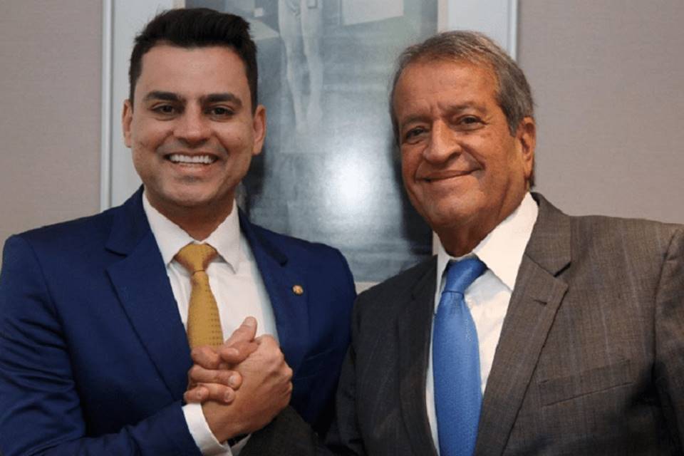 Foto colorida ao lado do presidente do PL - Metrópoles