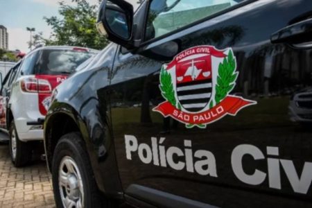 imagem colorida de viatura da Polícia Civil de São Paulo (SP). A foto é de um carro preto, com a imagem do logo da Polícia Civil na porta do motorista - Metrópoles