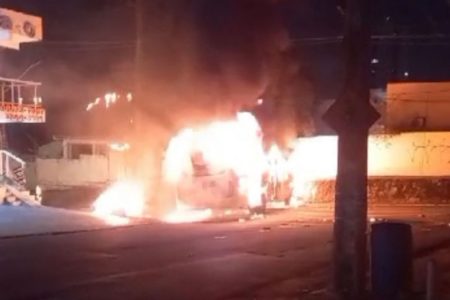 imagem colorida de um ônibus em chamas em avenida de João Pessoa, na Paraíba - Metrópoles