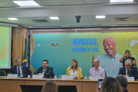 imagem colorida mostra coletiva de imprensa no ministério da saúde