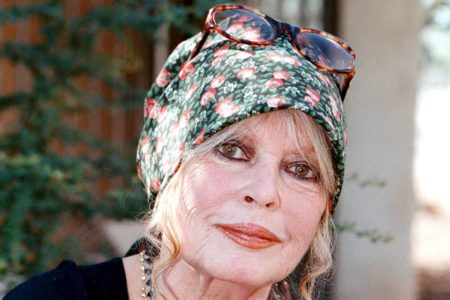 Foto colorida de Brigitte Bardot com lenço na cabeça - Metrópoles