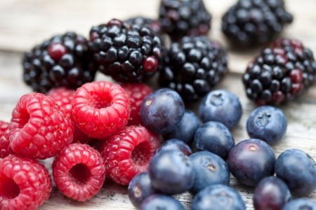 Foto colorida de mesa com várias tigelas com legumes, frutas e verduras - Metrópoles