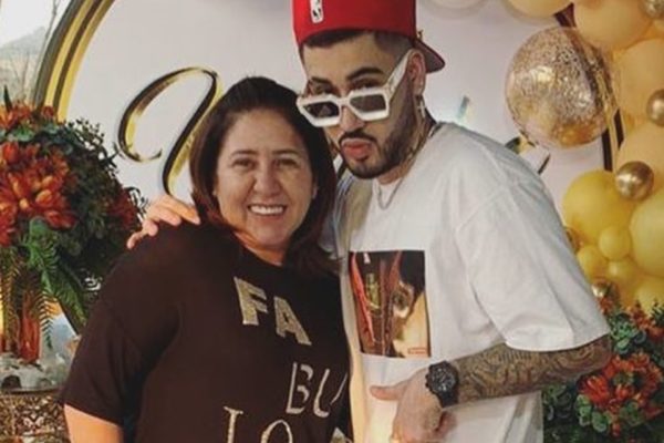 Kevinho e a mãe, Sueli Azevedo, posam em uma festa - Metrópoles