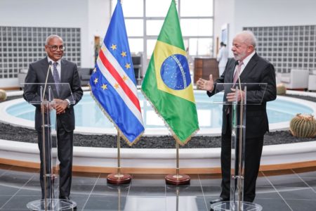 imagem colorida do presidente lula em cabo verde, acompanahdo do presidente do país - Metrópoles