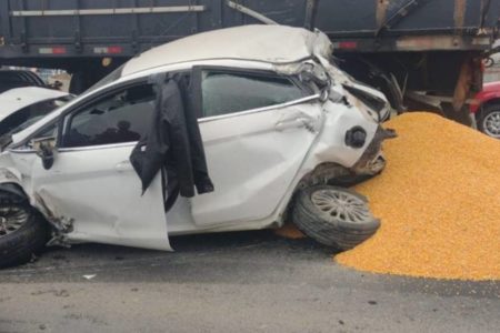 Foto colorida de carro envolvido em acidente em SC - Metrópoles