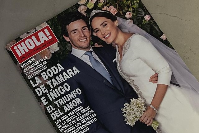 Imagem de um homem e uma mulher se casando em capa de revista - Metrópoles