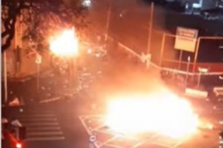 Imagem colorida mostra barricadas na Cracolândia. Há dois focos de incêndio em um cruzamento do centro de SP - Metrópoles