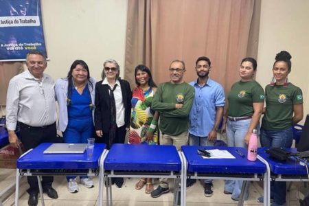 Foto colorida da presidente da Funai, Joenia Wapichana, ao lado de prefeito acusado de apoiar o garimpo ilegal - Metrópoles