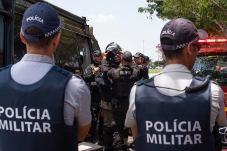 PMs de costas em rua durante o dia