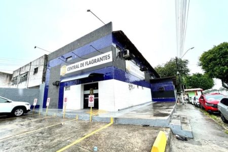 Imagem colorido do prédio da Central de Flagrantes de Maceió - Metrópoles