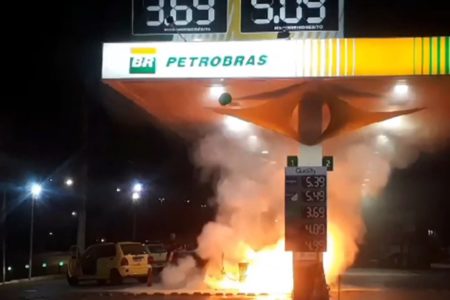 Frentistas combatem fogo em bomba de posto