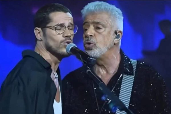 Foto colorida de José Loreto cantando com Lulu Santos - Metrópoles