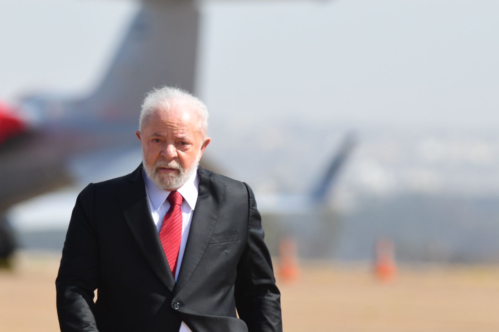 imagem colorida presidente luiz inacio lula da silva desembarque em aeroporto - Metrópoles