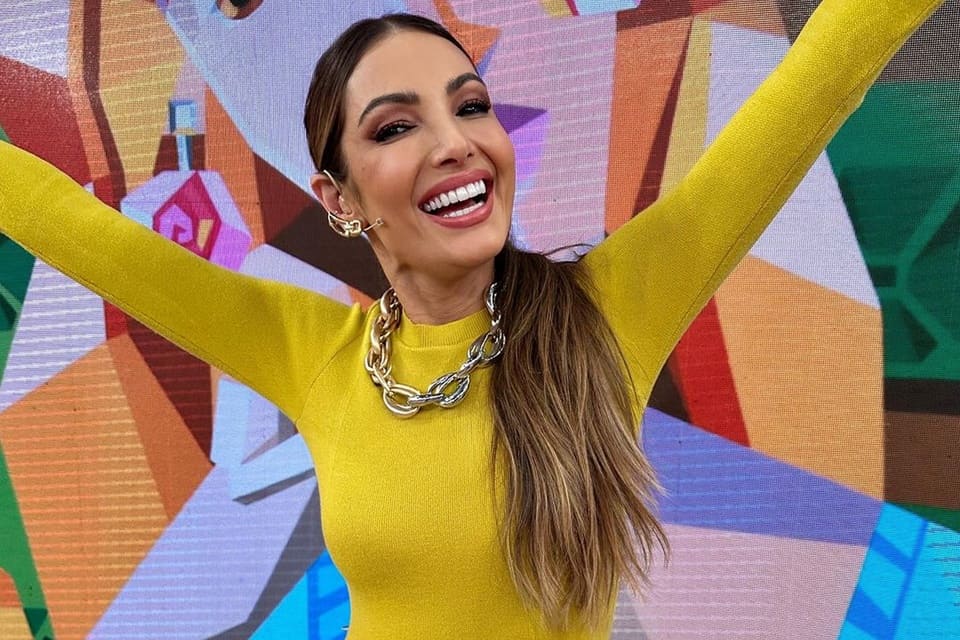 Patrícia Poeta toda de amarelo durante a apresentação do Encontro - Metrópoles