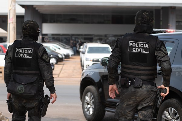 Policiais civis do DF cumprem mandados