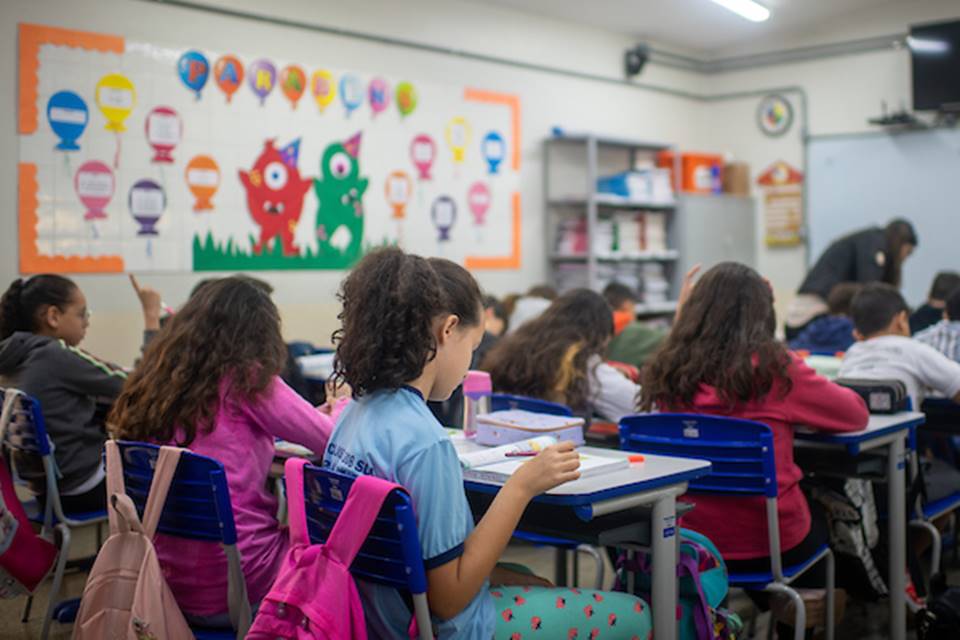 Sala de aula com alunos - Metrópoles