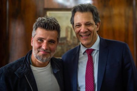 Foto colorida de Fernando Haddad ao lado do ator Bruno Gagliasso - Metrópoles