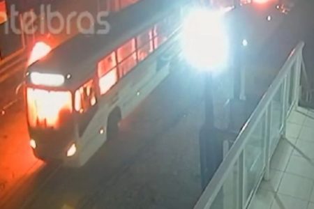 Imagem colorida de um ônibus em João Pessoa (PB) - Metrópoles