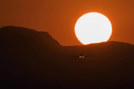 Foto colorida de um dia quente, com forte presença do sol - Metrópoles