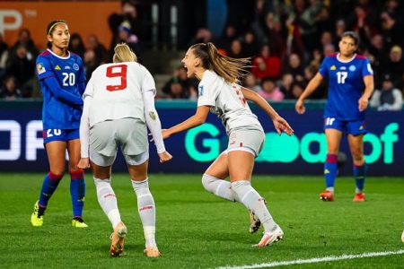 imagem colorida jogadora suíça comemora gol contra filipinas