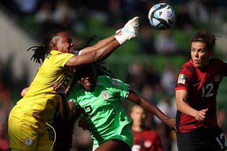 imagem colorida da goleira nigeria fazendo defesa na copa do mundo feminina - Metrópoles