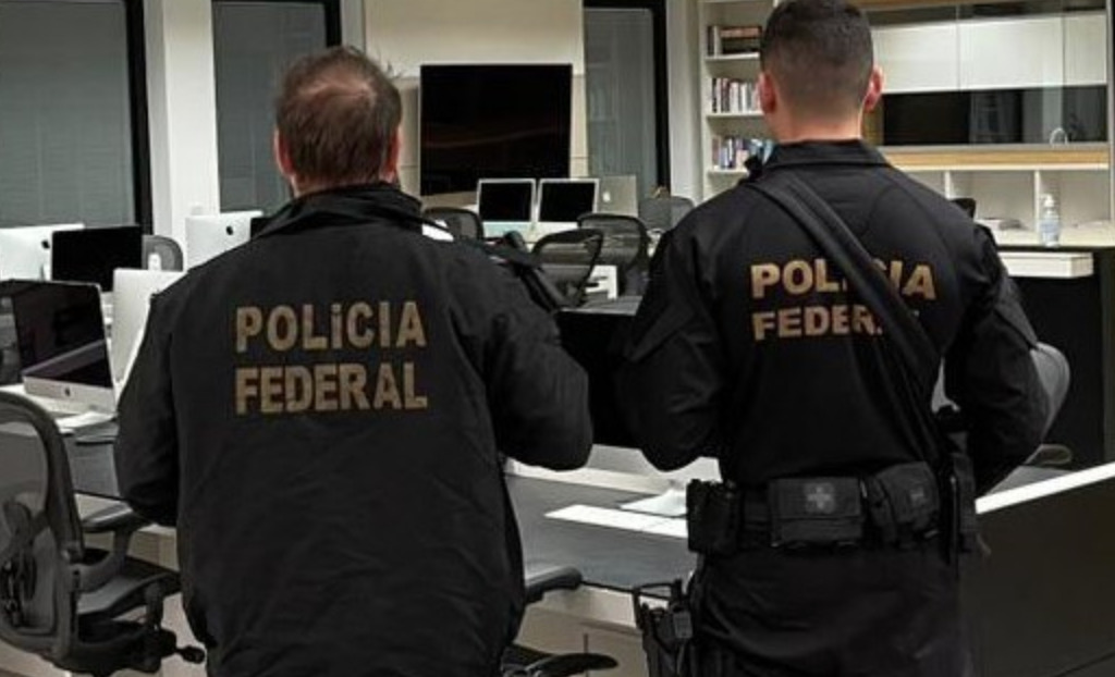 Policiais Federais Imagem colorida de dois agentes federais de costas - Metrópoles