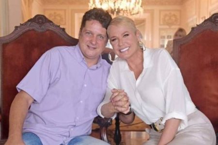 Xuxa e Marcelo Ribeiro posam durante gravação do documentário - Metrópoles