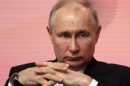 Imagem colorida de Putin, com o olhar concentrado durante evento na Rússia - Metrópoles