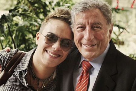 Foto colorida de Maria Gadú e Tony Bennett. A cantora está com um óculos escuro e roupa escura, enquanto o estadunidense está de terno e gravata vermelha - Metrópoles