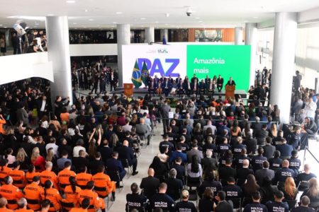 Pessoas sentadas enfileiradas no Palácio do Planalto