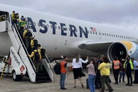 imagem colorida com equipe de servidores embarcando para combate ao incêndio florestal no Canadá - Metrópoles