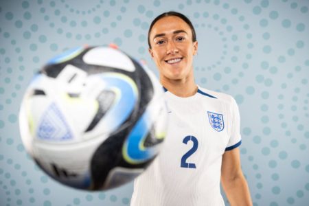 Lucy Bronze, jogadora da Seleção Inglesa, em foto com bola - Metrópoles