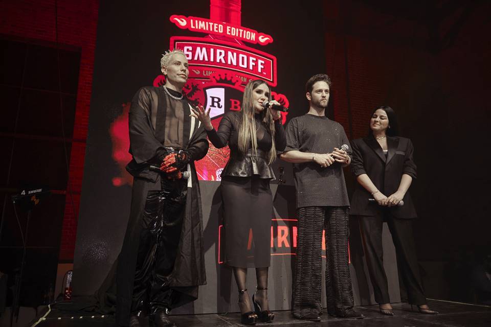 Foto colorida do grupo Rebelde em evento de imprensa no México - Metrópoles