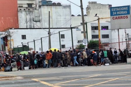 Imagem colorida mostra a esquina da Avenida Rio Branco com Rua Gusmões, na Cracolândia, no Centro de São Paulo, com concentração de usuários de droga - Metrópoles