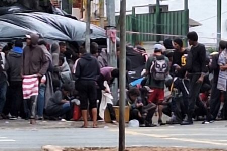 Imagem mostra pessoas em fluxo de consumo de crack em São Paulo - Metrópoles