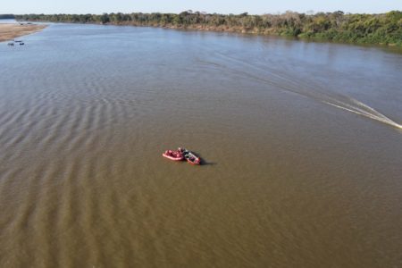 Imagem colorida mostra imagens aéreas do Rio Araguaia onde bombeiros buscam bombeiro desaparecido - Metrópoles