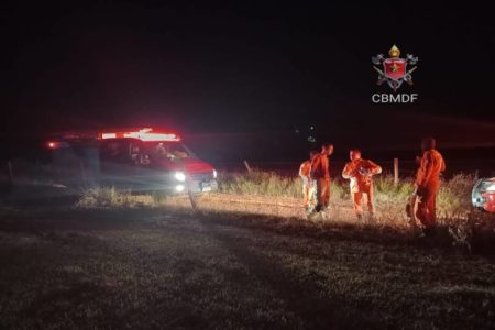 imagem colorida de bombeiros durante buscas em trilha na Fercal - Metrópoles