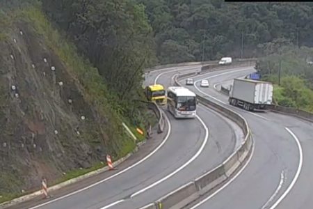 Onibus sem freio derrapa e joga caminhão para fora da pista de BR- Metrópoles