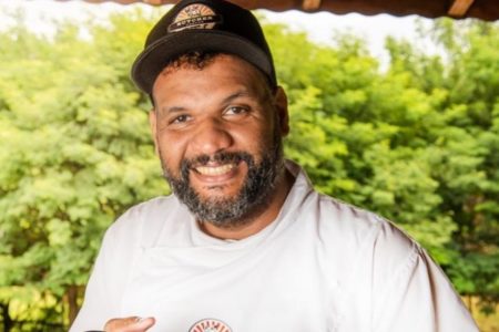 Wilson Cabral, semifinalista do MasterChef Profissionais. Ele está de boné, tem barba e está de roupa branca - Metrópoles