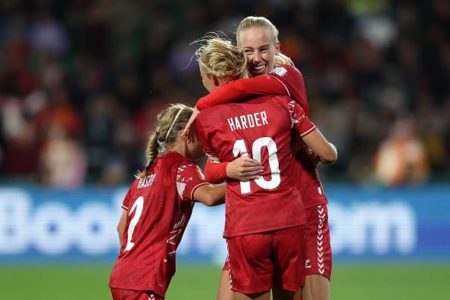 imagem colorida de jogadoras da Dinamarca comemorando gol contra a China - Metrópoles