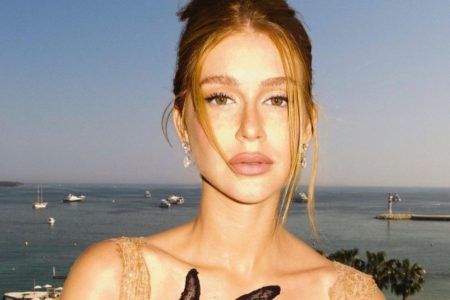 Foto colorida de Marina Ruy Barbosa usando luvas na praia - Metrópoles