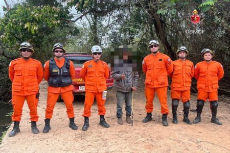 Seis bombeiros aparecem fardados ao lado de jovem resgatado