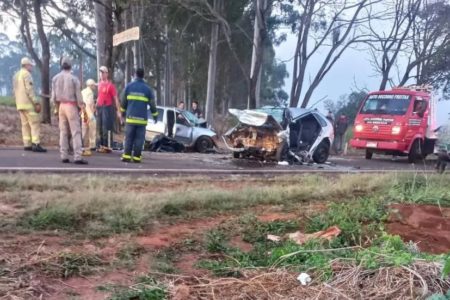 Imagem colorida de bombeiros ao redor de acidente com dois carros - Metrópoles