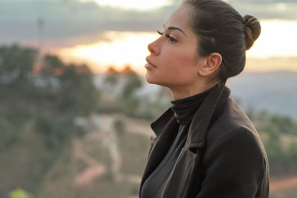 Foto colorida de Maíra Cardi. A influencer está de cabelo preso, é branca e usa roupas pretas - Metrópoles