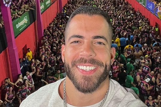 Foto colorida de Pipo Marques sorrindo - Metrópoles