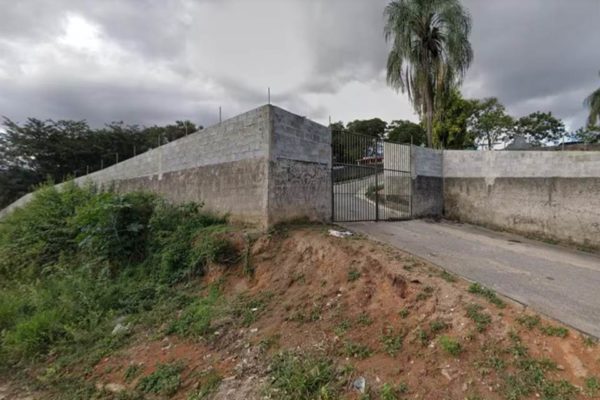 fachada de casa cinza com portão