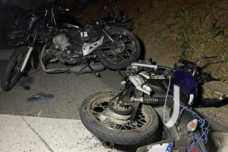 Imagem colorida de duas motocicletas caídas após acidente - Metrópoles