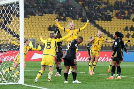 imagem colorida de jogadoras suecas comemorando gol diante da seleção da África do Sul - Metrópoles