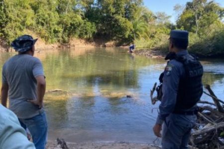 Imagem colorida de um agente da Polícia Militar em frente a um rio no Mato Grosso - Metrópoles